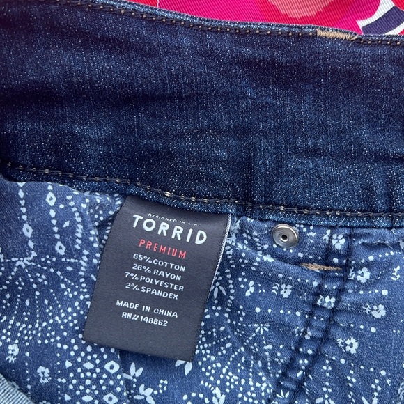 👖Torrid Premium Blue Denim Mid Rise Stretchy Distressed Jegging👖 - Picture 7 of 16